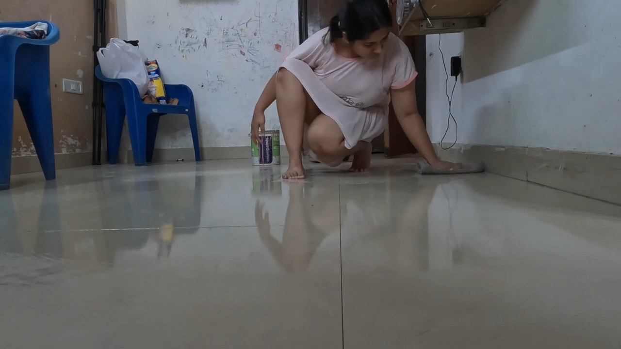 Fleshy Punjabi lady sexy thighs and panty show in dailywear.mp4_snapshot_00.09.852