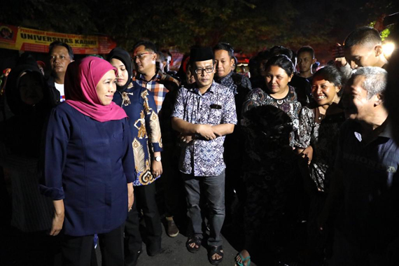 Tiba Dari Jakarta, Gubernur Khofifah Langsung Tinjau Pasar Terbakar di Ngunut Tulungagung