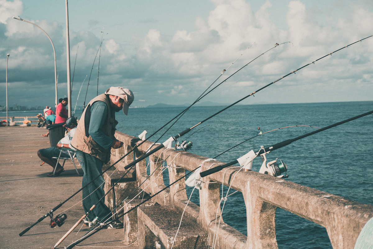 peopelfishingrods.jpg