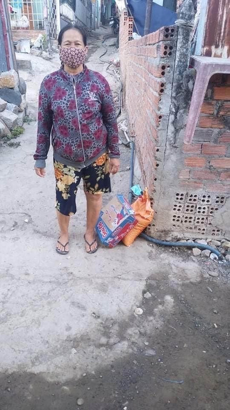 Hình ảnh phát gạo mì cho khu cách ly "Hòn Rớ" Nha Trang 7