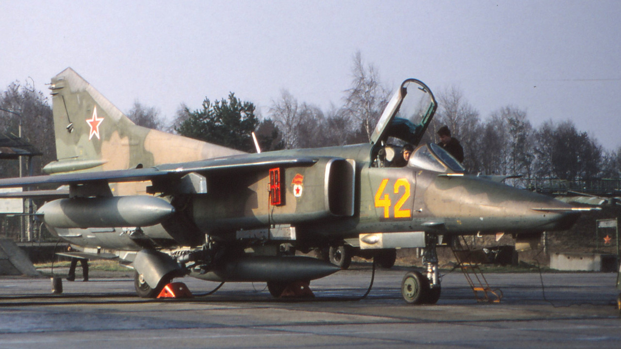 19 GvAPIB Mig-27D Yellow 42_61912555161 (2)