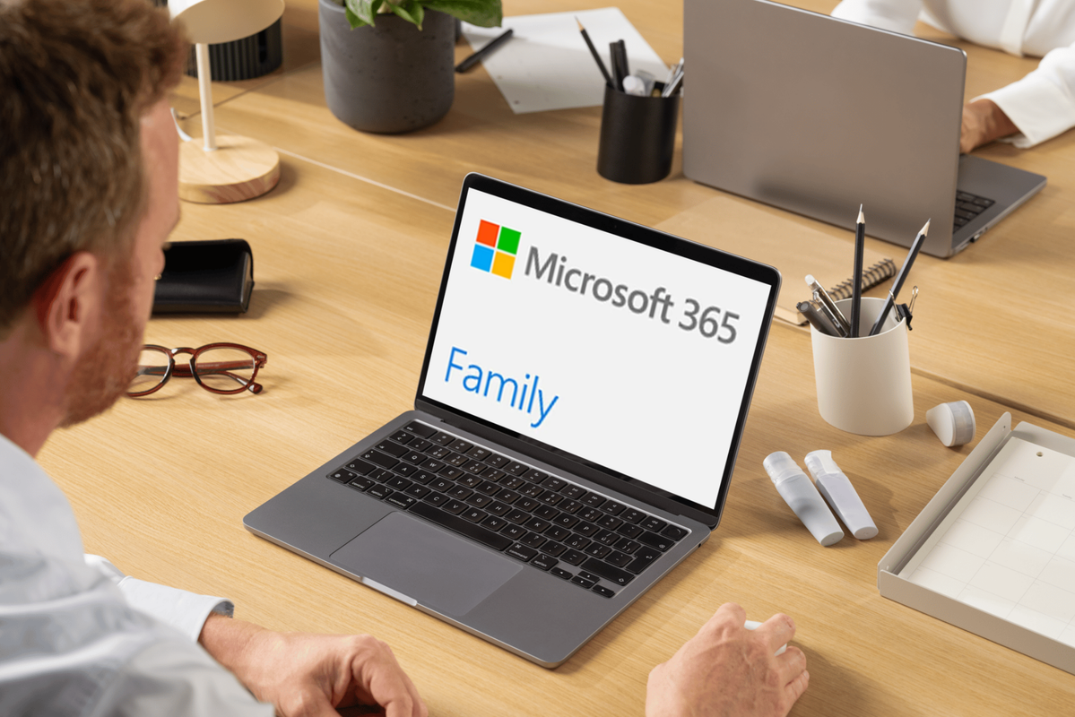 Mulher usando laptop com Microsoft Office, demonstrando produtividade e conectividade.