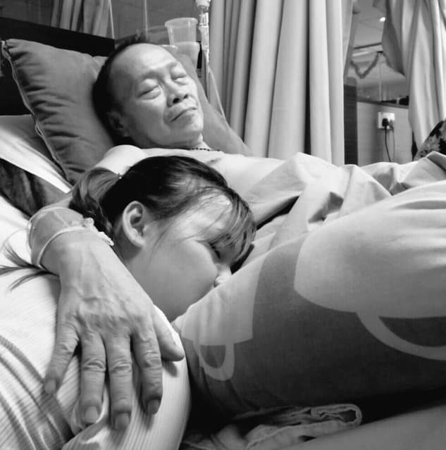 lelaki tua dengan anaknya di katil hospital