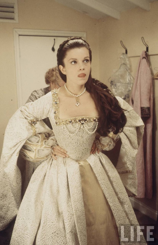 genevieve_bujold_b41