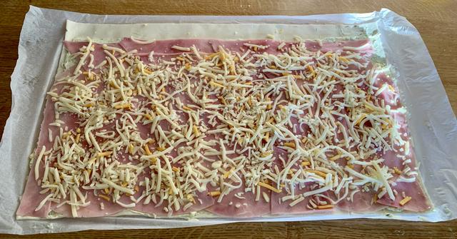 Слойки с ветчиной и сыром