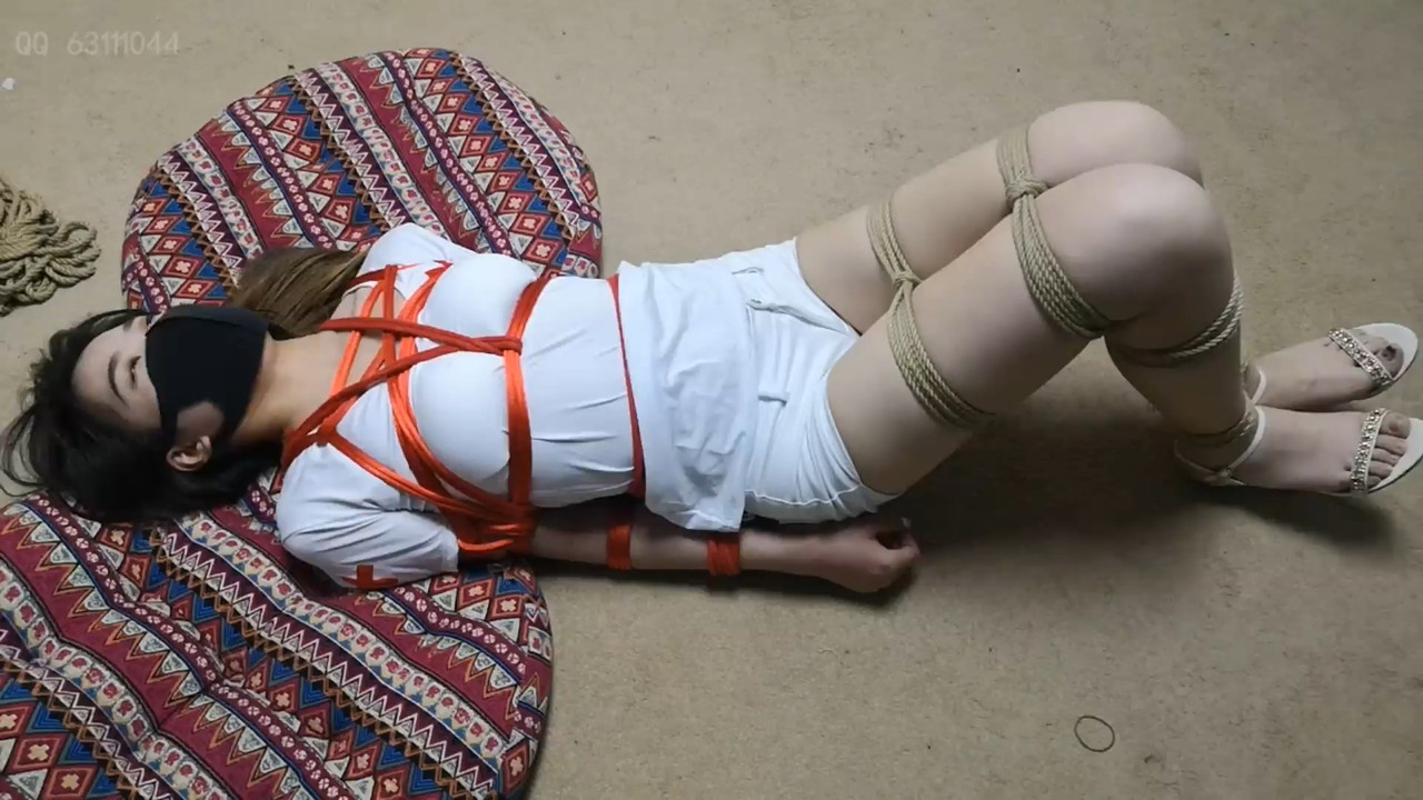 随心原创 大长腿杨蕊 白皙 粉嫩 红绳捆绑双腿 兔子蹦挣扎逃脱.mp4_20200708_185238.596