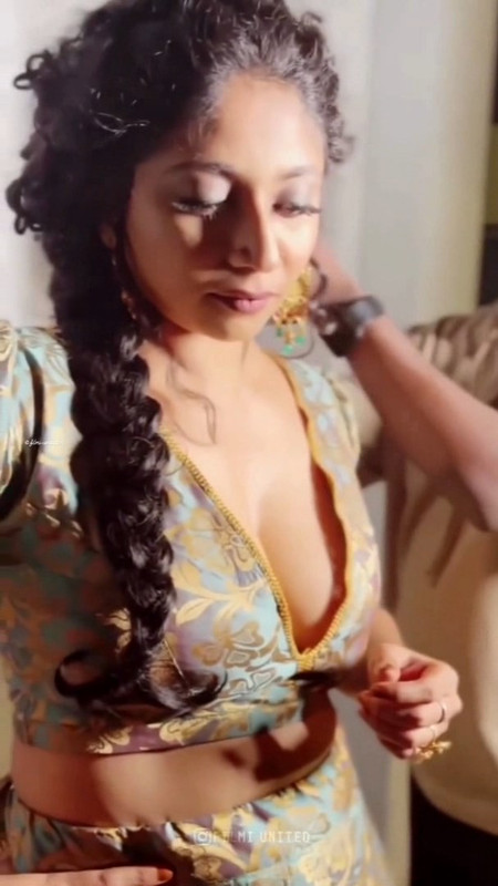 Abhaya Hiranmayi Huge Boobs and Wide Cleavage Show.divx_snapshot_00.04.161