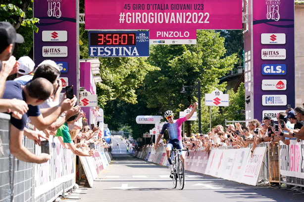 Vittoria in solitaria per Leo Hayter a Pinzolo (© Giro dItalia Giovani Under 23)