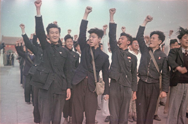 Провозглашение Китайской Народной Республики 1 октября 1949 г. Провозглашение Китайской Народной Республики 1 октября 1949 г. снимке, Владиславович, Владислав, Микоша, серой, куртке, СНИМКОВ, МНОГОМНОГО, КАТОМ, фотокинооператор, советский, случаю, октября, Тяньаньмэ́нь, площади, провозглашение, Китайской, автор, республики, Народной