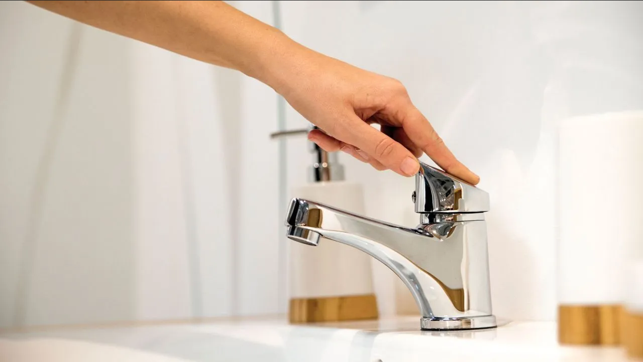 ¿El grifo de tu baño tiene manchas de óxido? Aplica este truco para eliminarlo