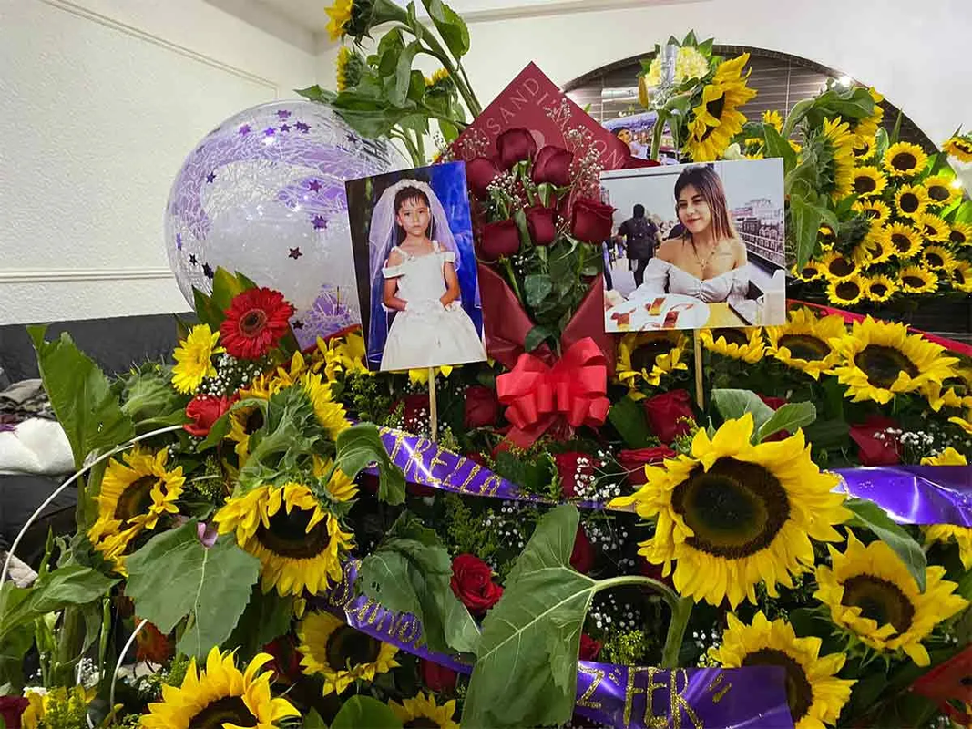 Ariadna Fernanda; familia y amigos dejan girasoles en donde fue encontrada sin vida 