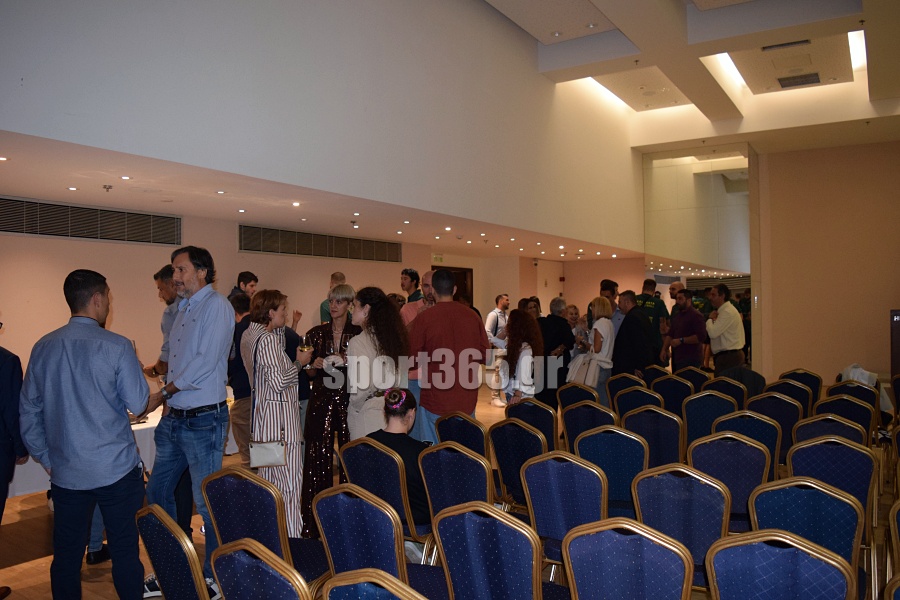 , &Kappa;&alpha;&lambda;&alpha;&mu;ά&tau;&alpha; 80: &Tau;ί&mu;&eta;&sigma;&epsilon; &chi;&omicron;&rho;&eta;&gamma;&omicron;ύ&sigmaf; &kappa;&alpha;&iota; &upsilon;&pi;&omicron;&sigma;&tau;&eta;&rho;&iota;&kappa;&tau;έ&sigmaf;, &pi;&alpha;&rho;&omicron;&upsilon;&sigma;ί&alpha;&sigma;&epsilon; &tau;&eta; &phi;&alpha;&nu;έ&lambda;&alpha; &kappa;&alpha;&iota; &tau;&omicron; ό&rho;&alpha;&mu;&alpha; &gamma;&iota;&alpha; &tau;&eta; Volley League – &Phi;&omega;&tau;&omicron;&gamma;&rho;&alpha;&phi;ί&epsilon;&sigmaf; &kappa;&alpha;&iota; &beta;ί&nu;&tau;&epsilon;&omicron;