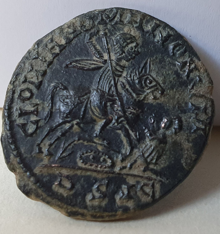 AE2 o Maiorina de Magnencio. GLORIA ROMANORVM. Emperador a caballo derribando a enemigo. Siscia (ceca bárbara) 20220625-115851