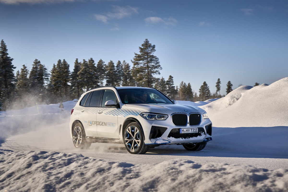P90453426_highRes_bmw-ix5-hydrogen-win