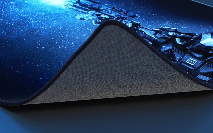 Detalle de la base de goma antideslizante del Mouse Pad Gaming Xtech Stratega.