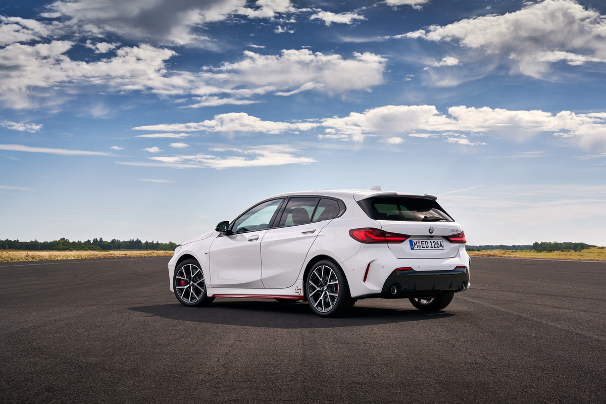 P90402192_highRes_the-all-new-bmw-128t