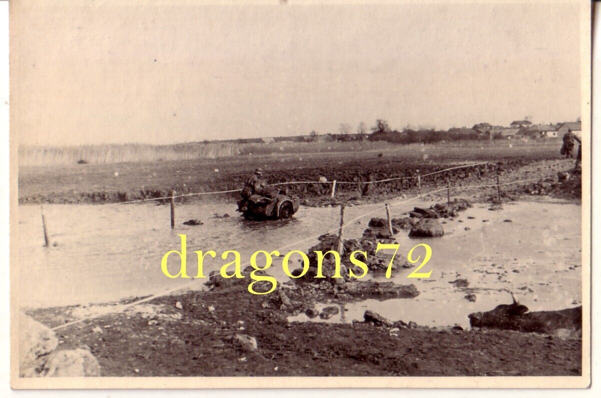 Foto Ostfront 41Kfz,Krad Motorrad Soldat im Schlamm,Strasse,Vormarsch