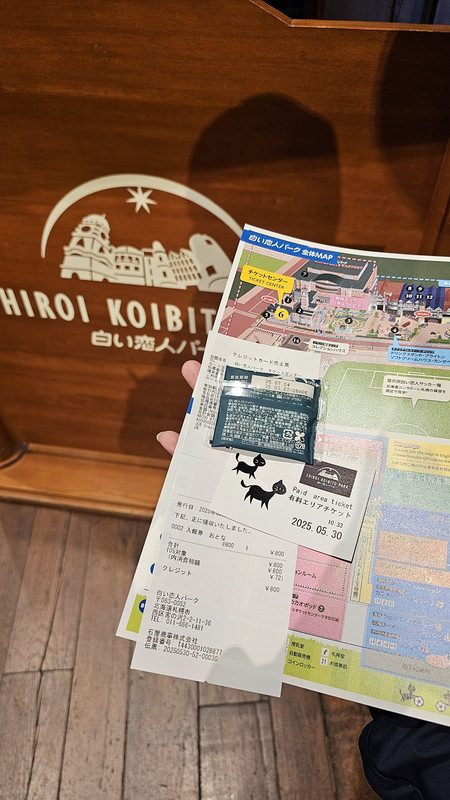 購票入場會給一張地圖、一塊白色戀人，門票長的不錯可以留著當書籤