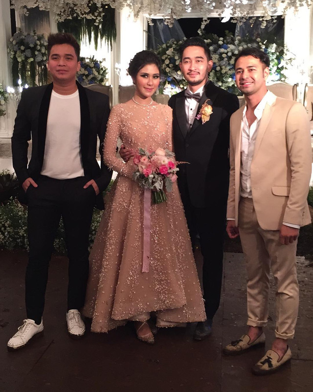Berjiwa besar, 6 artis ini tak sungkan hadiri pernikahan sang mantan