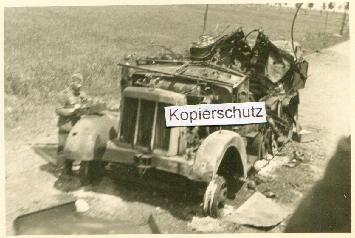 Frankreich , zerstörtes SdKfz in Colmar Elsass1