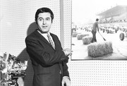 Jean-Paul-CARDINAL-dans-son-bureau-en-1975-561x380.jpg