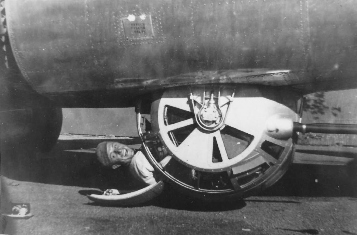 B-17 -La tourelle à billes – le cauchemar  Zz-x-B-24-Liberator-BALL-TURRET-PTO