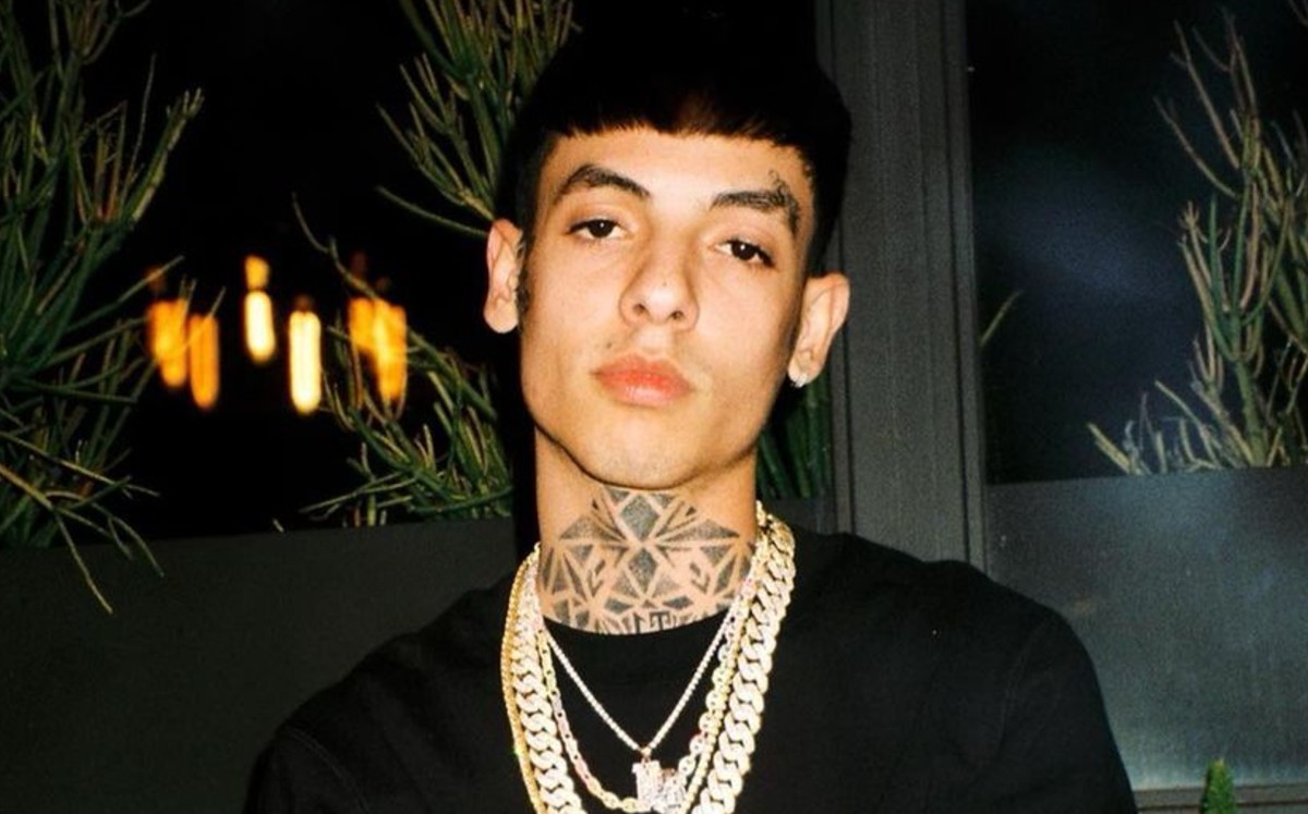 Natanael Cano se pone diamantes en los dientes y así luce