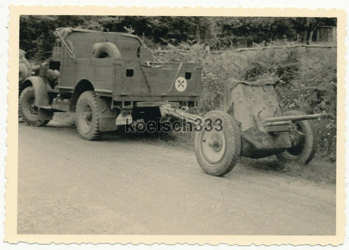 Foto Wehrmacht Beute Jeep LKW mit TKZ Kennung und 3,7cm PaK Geschütz ... !
