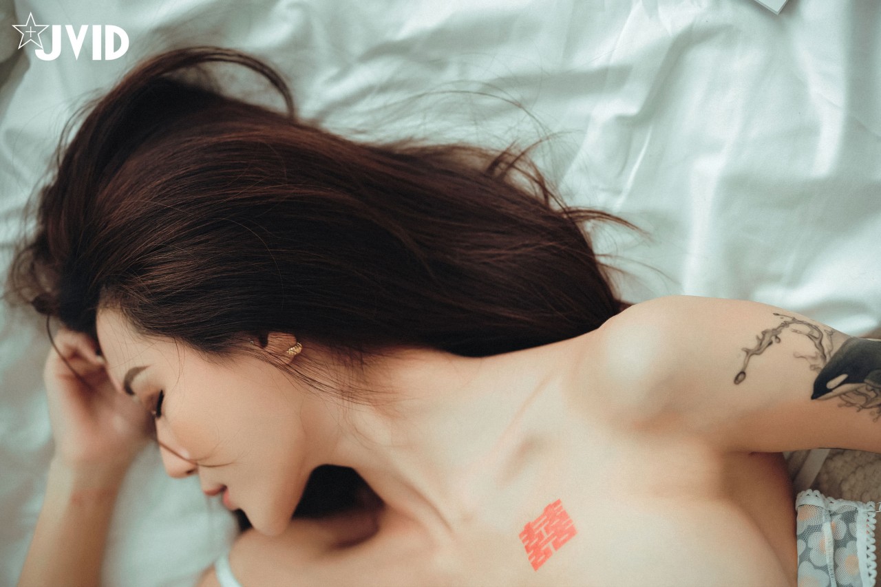 jvid写真雙囍《我の美乳室友》，沙发边的，性感与活力插图4