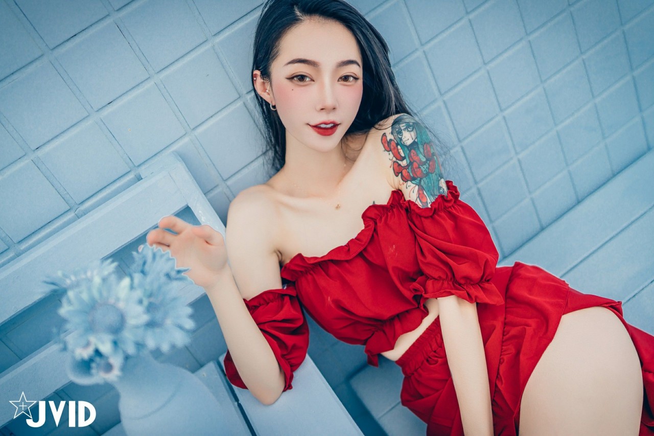 jvid 飄 飄《女神比基尼》美女写真，躺在浴缸场景，尽显性感姿态插图1