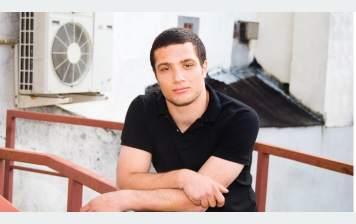 Cosmo Jarvis enloquece a las chicas en la película “Persuasión” de Netflix  