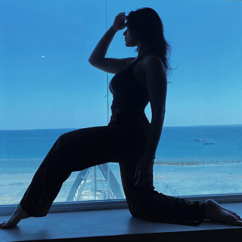 Potret cantik Nora Alexandra saat liburan menjelajahi pantai.