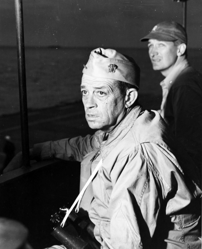 рис.16. Rear_Admiral_Clifton_Sprague_aboard_USS_Fanshaw_Bay_(CVE-70),_off_Okinawa,_Japan,_in_April_1