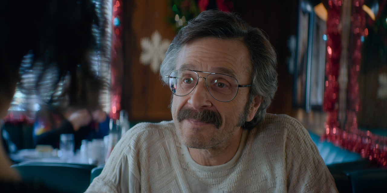 GLOW.S03E10.A.Very.GLOW.Christmas.1080p.10bit.NF.WEBRip.DDP5.1.HEVC-Vyndros.mkv_snapshot_33.46_[2020