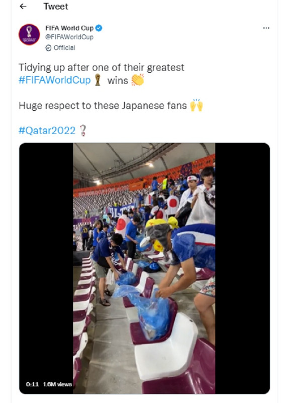 Suporter Jepang membersihkan sampah di stadion seusai pertandingan Jepang melawan Jerman.