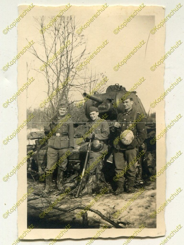 Foto, Wehrmacht, Soldaten posieren vor zerstörtem Panzer KW-1, R