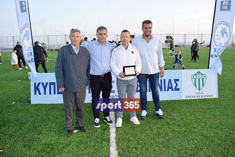 , &Tau;&omicron; &phi;&omega;&tau;&omicron;&rho;&epsilon;&pi;&omicron;&rho;&tau;ά&zeta; &tau;&omicron;&upsilon; &tau;&epsilon;&lambda;&iota;&kappa;&omicron;ύ &Epsilon;&rho;ά&nu;&eta;-&Pi;&alpha;&nu;&theta;&omicron;&upsilon;&rho;&iota;&alpha;&kappa;ό&sigmaf; (&phi;&omega;&tau;&omicron;)