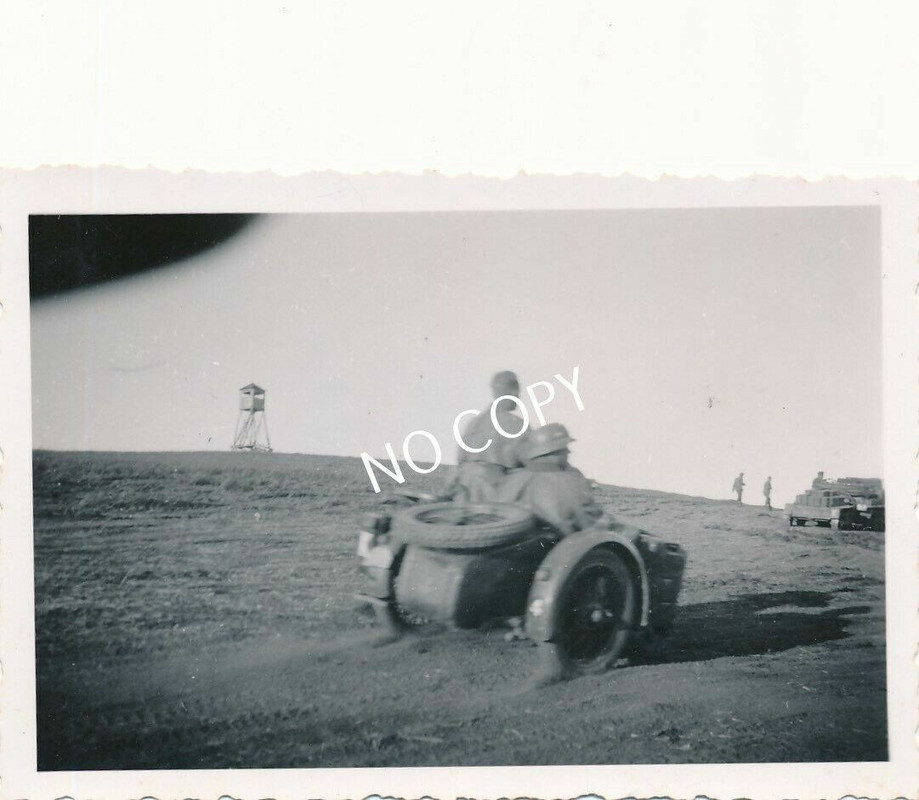 Foto WK 2 Motorrad mit Beiwagen Soldaten Wehrmacht Kennung K Россия B 1.77_