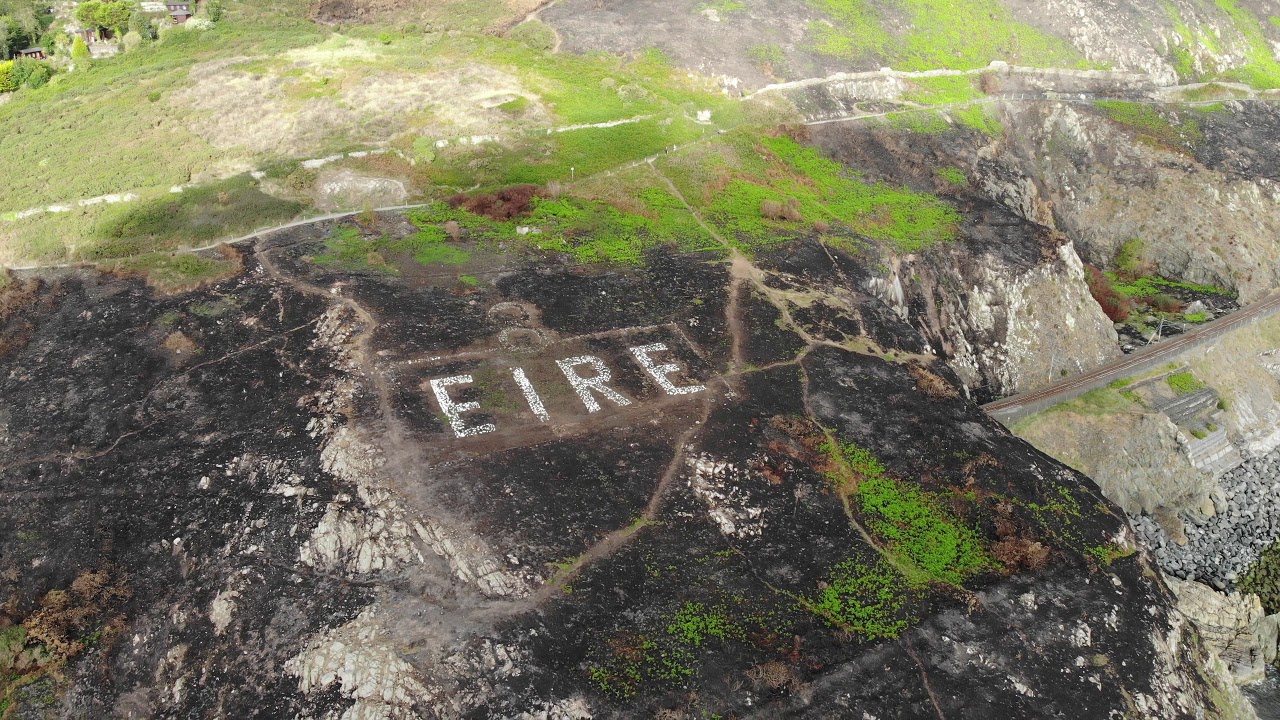 Las letras EIRE08 construidas con piedras