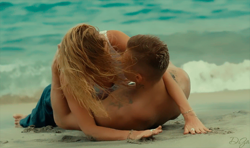 ROMANCE_ON_THE_BEACH