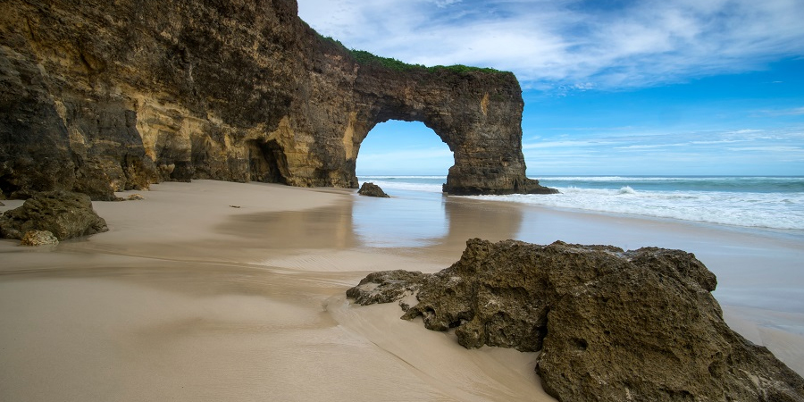 Pesona Keindahan Pantai Mbawana yang Sangat Menakjubkan dan Indah!