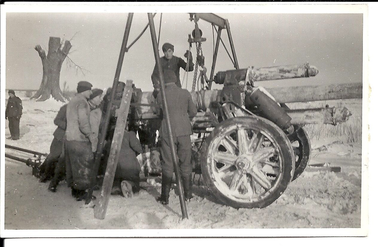 Orig.Foto Geschütz Rohrwechsel mit Flaschenzug Gerüst in Rußland im Winter W