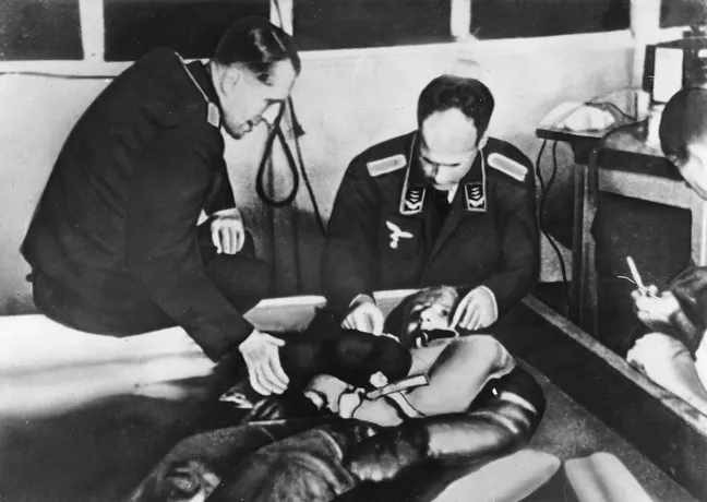 Víctima de un experimento médico inmerso en agua helada en el campo de concentración de Dachau. Dachau, Alemania, entre agosto de 1942 y mayo de 1943