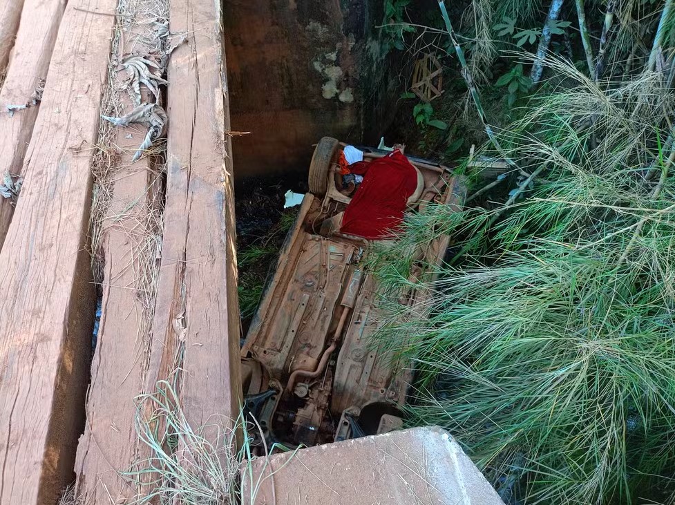 Carro tombou e caiu em córrego. — Foto: Divulgação/ Bombeiros