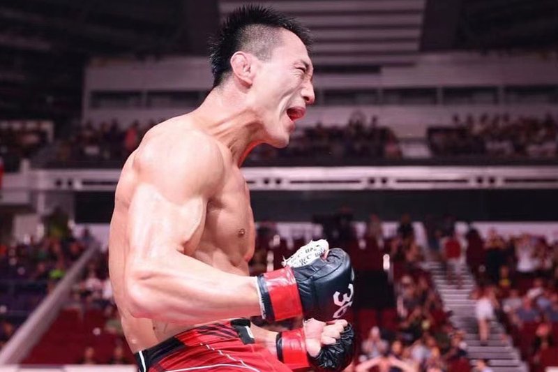 Сонг Кенан срещу Рики Глен на UFC 305