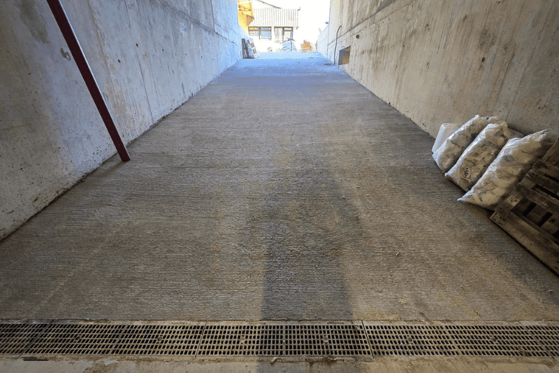Radier pour usine avec épaisseur variable de 20 à 50 cm et finition lissée