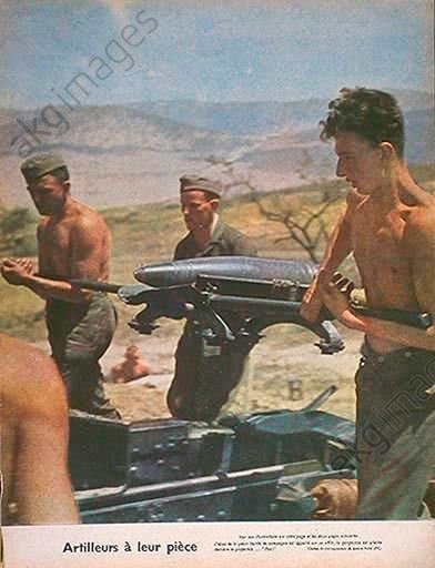 Dt. Artilleristen laden Geschütz, 1942.1