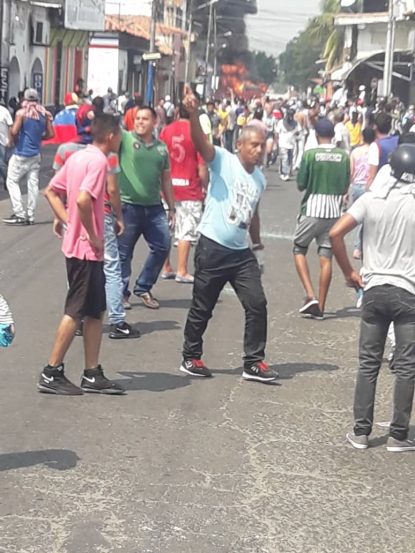 Violentos opositores venezolanos quemaron unidad de transporte público en Táchira Trans2302194-415x553