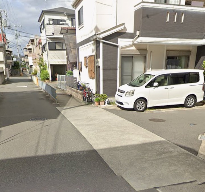 在日北朝鮮人工作員の自宅と日本人監視つきまとい車