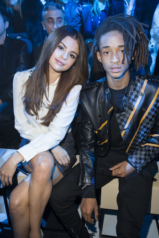 selena-gomez-louis-vuitton-fashion-show-paris-march-9th-2016